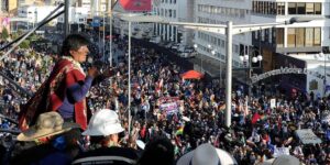 Seguidores de Evo Morales establecen el 'resguardo sindical' y requisan hoteles en la región cocalera de Bolivia para evitar la detención del expresidente