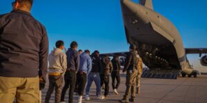 Trump comienza una campaña de deportación masiva de inmigrantes ilegales en aviones militares