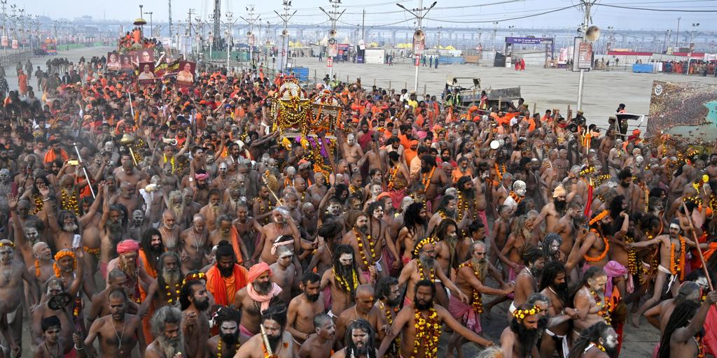 así es el festival Kumbh Mela, en el que han muerto decenas de personas