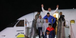 Aterriza en Caracas el primer grupo de inmigrantes venezolanos deportados de EE.UU.