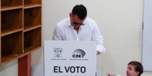 Ecuador vota sin incidentes entre la 'mano dura' de Noboa y la vuelta del correísmo
