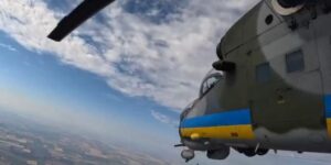 El Mi-24V Hind, el helicóptero que fue el orgullo soviético y ahora usa Ucrania contra los drones de Rusia