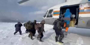 Rusia rescata a 139 pescadores varados en una plataforma de hielo a la deriva en el Pacífico occidental