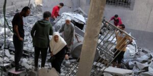 Al menos 50 personas desaparecidas entre los escombros tras un ataque israelí sobre un edificio de cuatro plantas en Gaza