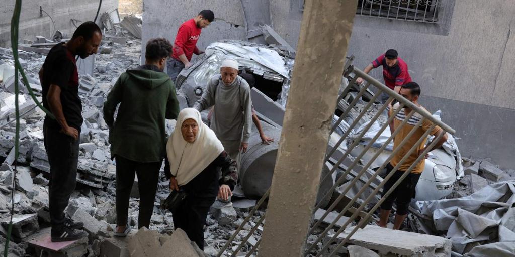 Al menos 50 personas desaparecidas entre los escombros tras un ataque israelí sobre un edificio de cuatro plantas en Gaza