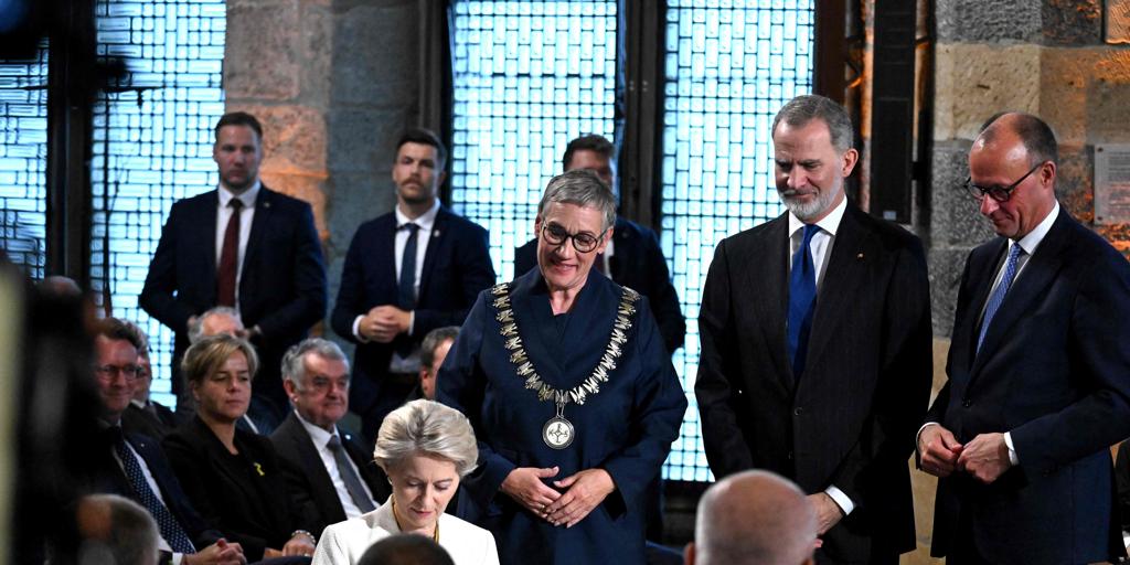 El Rey aboga por «desarrollar el poder duro» de Europa en defensa en el premio Carlomagno a Von der Leyen