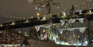 El buque-escuela de la Armada de México se estrella contra el puente de Brooklyn