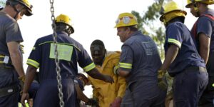El derrumbe en una mina de oro en Sudáfrica deja casi 300 trabajadores atrapados