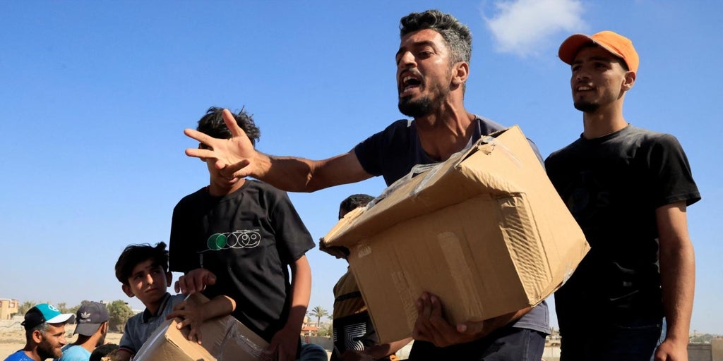 Miles de gazatíes hambrientos asaltan un punto de reparto de ayuda de la nueva fundación que reemplaza a la ONU