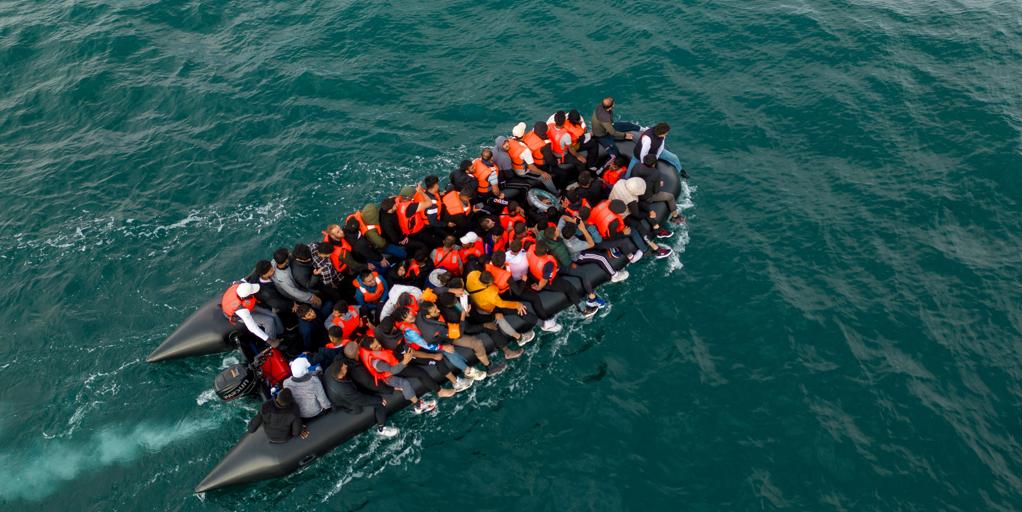 Muere un inmigrante y más de 60 son rescatados tras hundirse una embarcación en el canal de la Mancha