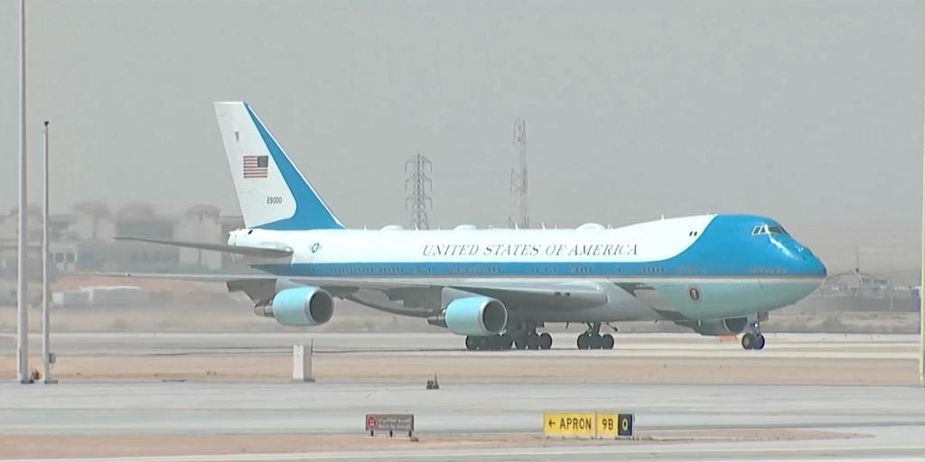 Trump llega a Arabia Saudí en busca de grandes acuerdos económicos