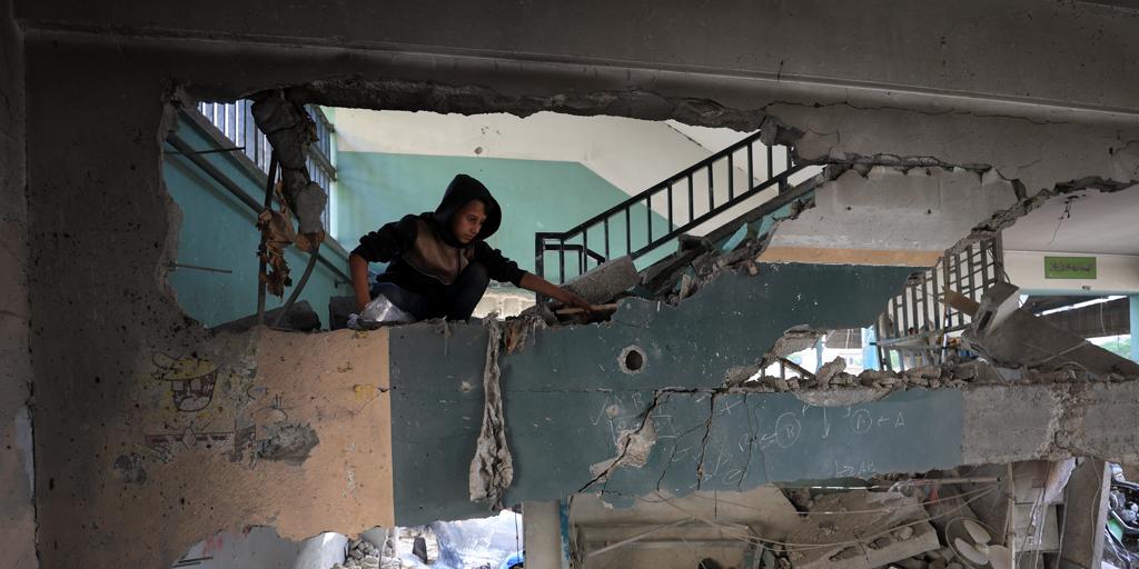 Un bombardeo israelí deja al menos 33 muertos en una escuela que albergaba a desplazados