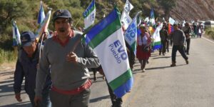 Una caravana de seguidores de Evo Morales busca inscribirlo como candidato pese a estar inhabilitado
