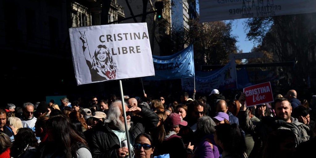 «Argentina con Cristina», miles de kirchneristas apoyan a la expresidenta tras sus primeras horas en arresto domiciliario por corrupción