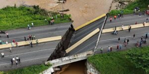 Colapsa un puente de la principal autopista de Venezuela tras las intensas lluvias