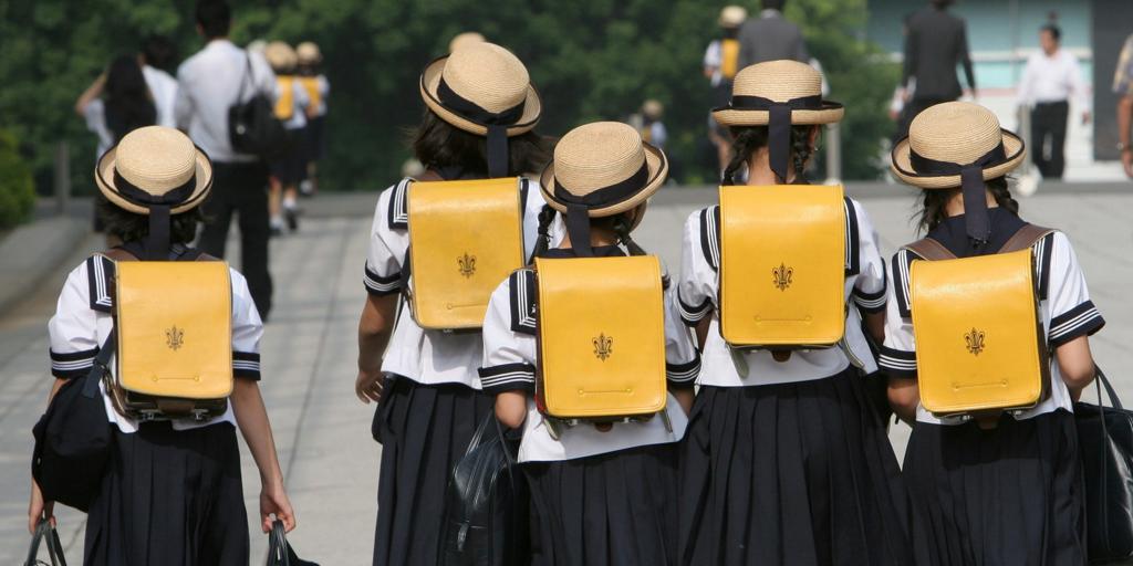 Detienen a dos profesores por compartir en un chat grupal fotos íntimas de menores en Japón