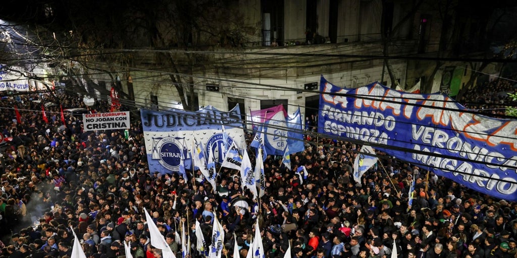 Protestas en las calles tras la ratificación de la condena contra Cristina, mientras el kirchnerismo busca sustituto