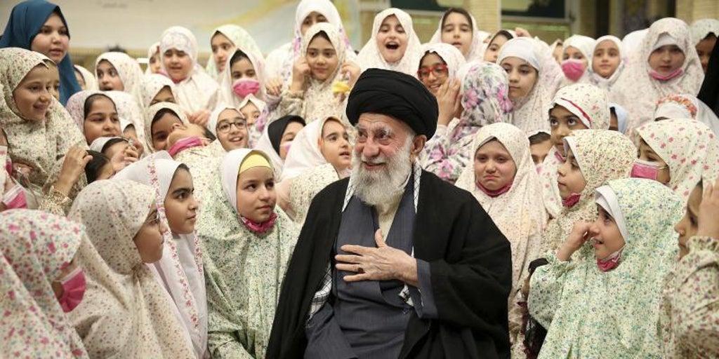 Quién es Alí Jamenei, el ayatolá de Irán y cuánto poder acumula