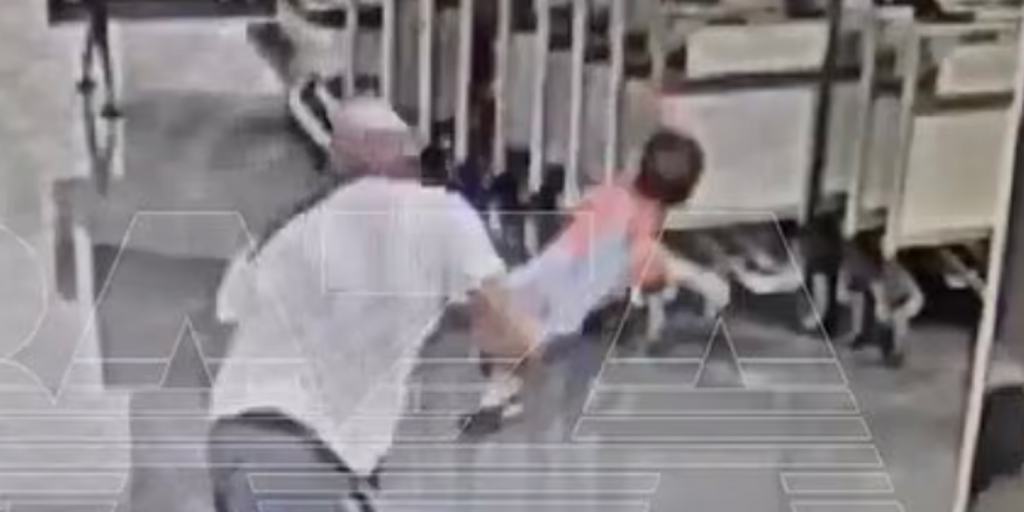 Un turista lanza a un bebé de 18 meses contra el suelo y lo deja en coma en el aeropuerto de Moscú