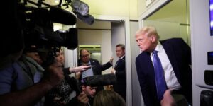 la guerra de Trump contra la prensa que aúpa a los influencers en la Casa Blanca