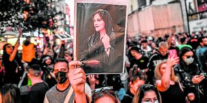 la represión de la mujer por bandera