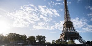 Detenidos dos hombres por subir a lo alto de la Torre Eiffel y saltar en paracaídas