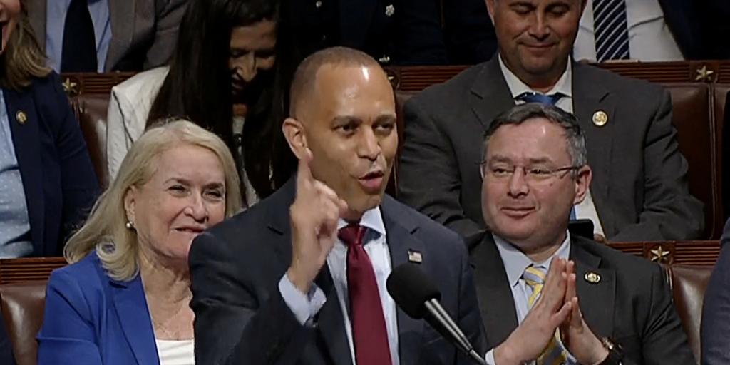 Hakeem Jeffries bate en vano el récord del discurso más largo en la Cámara de Representantes para retrasar la votación de megaley fiscal de Trump