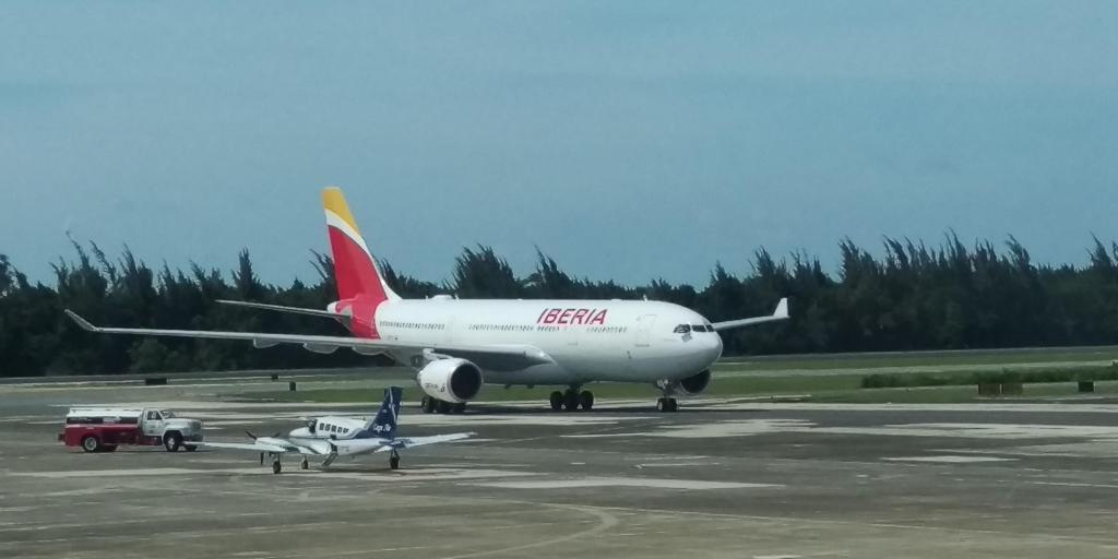 Investigan una amenaza de bomba en un avión en el principal aeropuerto de Puerto Rico