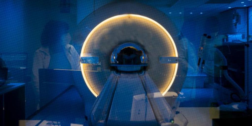 Muere un hombre tras ser absorbido por una máquina de resonancia magnética mientras llevaba puesta una cadena metálica