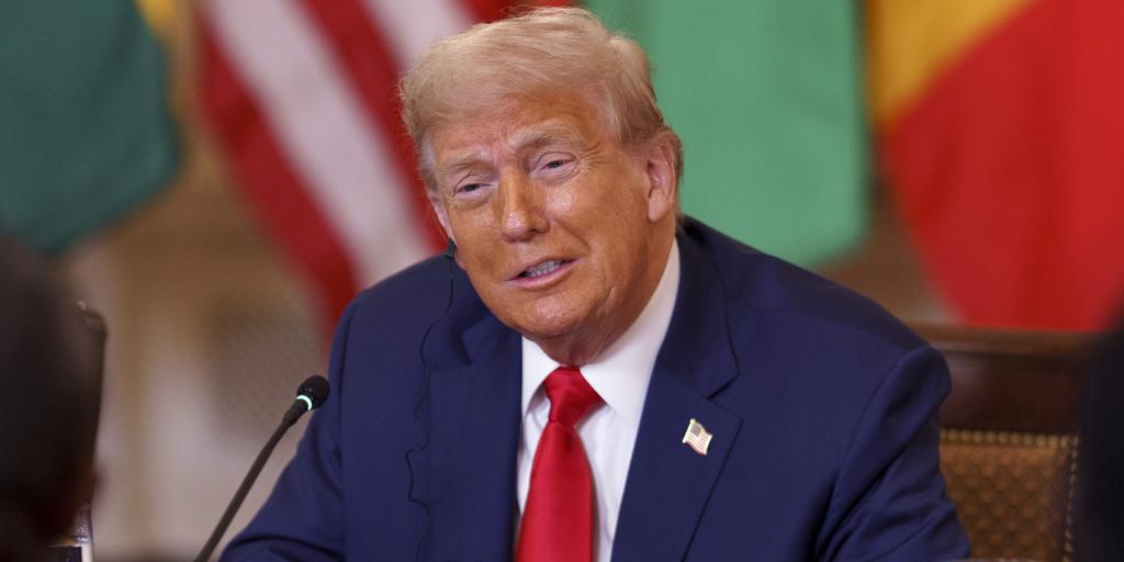 Trump anuncia aranceles del 50% para Brasil y critica el tratamiento que recibe Bolsonaro