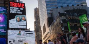 Trump, cercado por las pruebas que lo vinculan con los papeles de Epstein