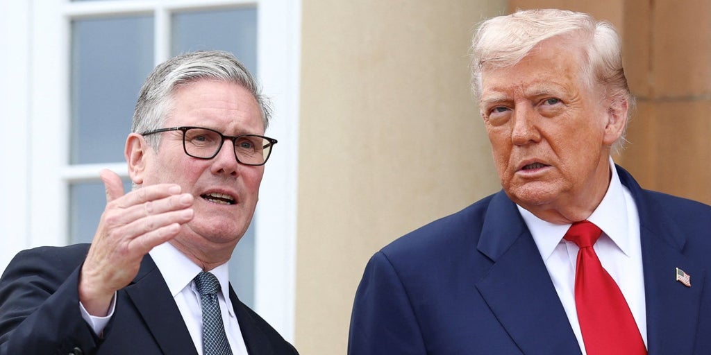 Trump recibe a Starmer como huésped en su propio país y le hace subir las escaleras de su hotel