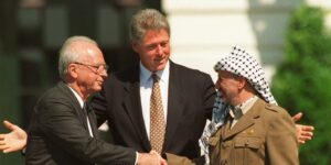 Un apretón de manos para la paz entre israelíes y palestinos
