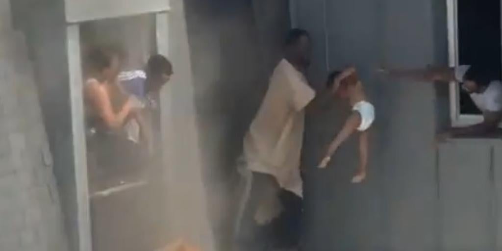Un hombre rescata a dos mujeres y cuatro niños de un incendio en un sexto piso en París