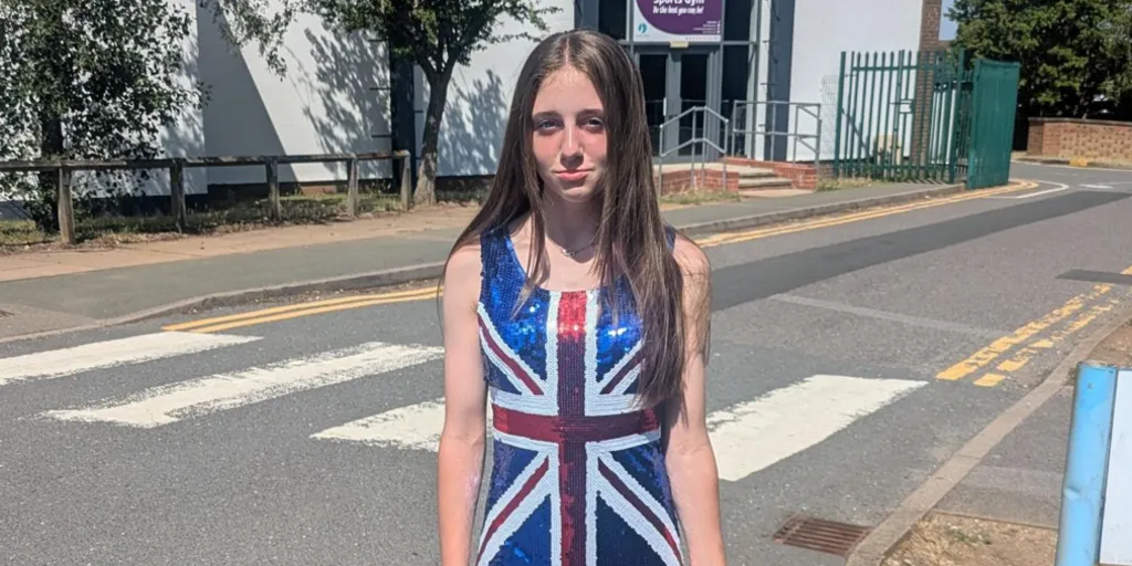 expulsan a una niña de 12 años de su escuela por llevar un vestido con la bandera en el 'día de la cultura'