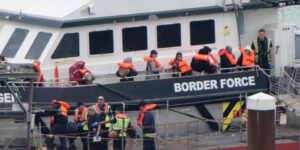 Detenidos en el Reino Unido los primeros inmigrantes en cruzar el canal de la Mancha tras el acuerdo con Francia