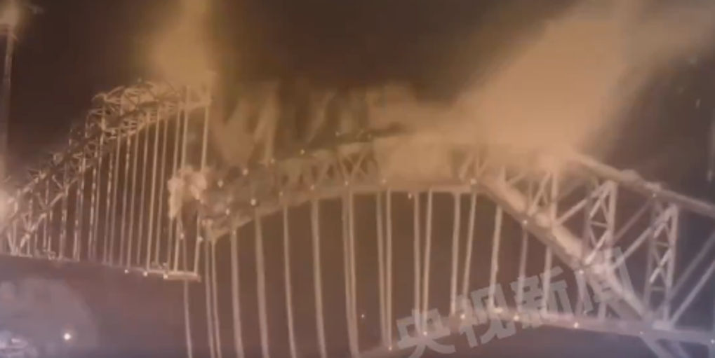 Doce muertos y cuatro desaparecidos tras el derrumbe parcial de un puente en China
