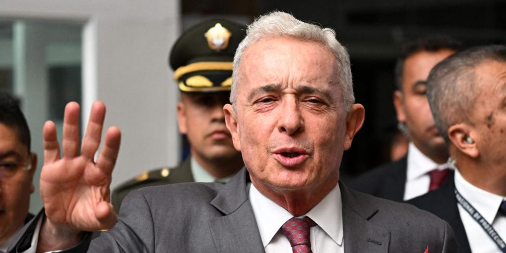 El Tribunal Superior de Bogotá ordena la libertad inmediata del expresidente Álvaro Uribe tras haber sido condenado por soborno y fraude