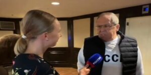El ministro ruso Lavrov llega a Alaska con una camiseta de la URSS y pide no hacer «suposiciones» sobre el resultado de la cumbre
