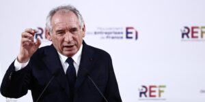 El primer ministro francés señala a los 'boomers' por «condenar de por vida a los jóvenes a pagar su deuda»