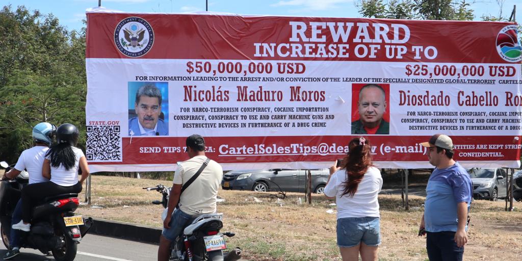 Instalan una valla con una recompensa por Nicolás Maduro y Diosdado Cabello en la frontera entre Colombia y Venezuela