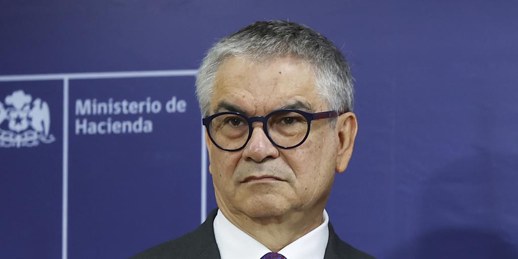 La renuncia del ministro de Hacienda chileno sorprende a los mercados y golpea al Gobierno de Gabriel Boric