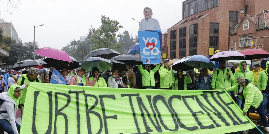 Miles de colombianos marchan en apoyo del expresidente Uribe y claman su inocencia