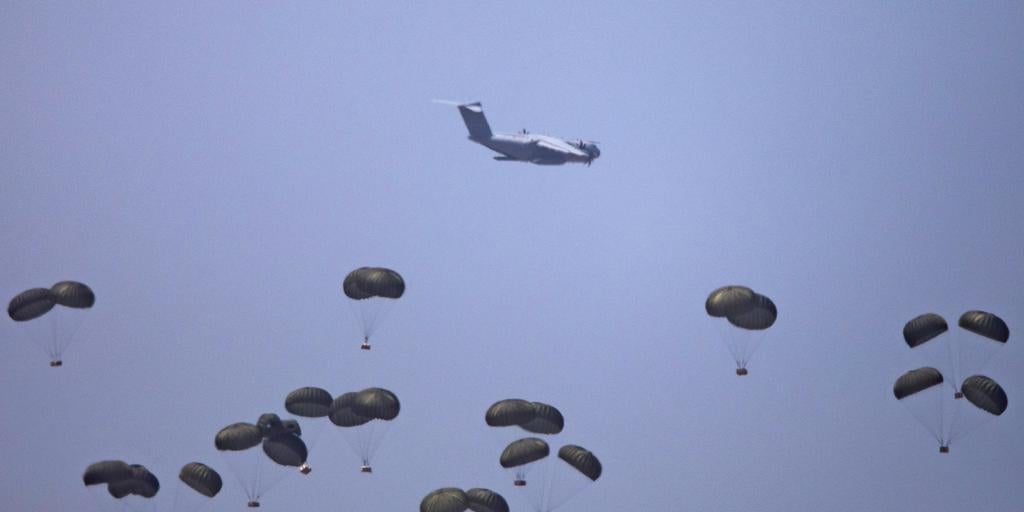 Muere un hombre por la caída de ayuda humanitaria en Gaza tras fallos en los paracaídas