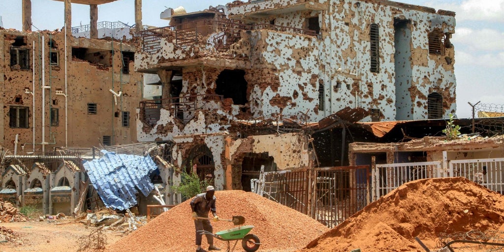 Regresar al epicentro de la violencia para no morir de hambre en un campamento de refugiados