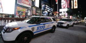 Un adolescente abre fuego y hiere a tres personas en Times Square, Nueva York