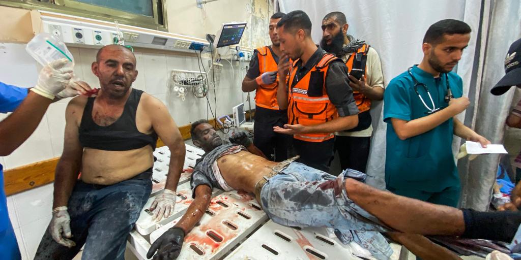 Un ataque israelí al hospital Nasser en Gaza deja al menos 20 muertos, entre ellos cuatro periodistas