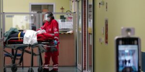 Un hombre sobrevive 48 horas con una flecha de ballesta incrustada en el cráneo en Italia