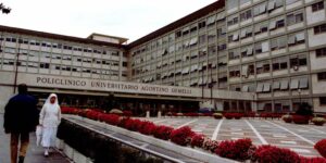 Un niño de año y medio, grave después de que su hermano le desabrochara el cinturón y abriera la puerta del coche en Italia
