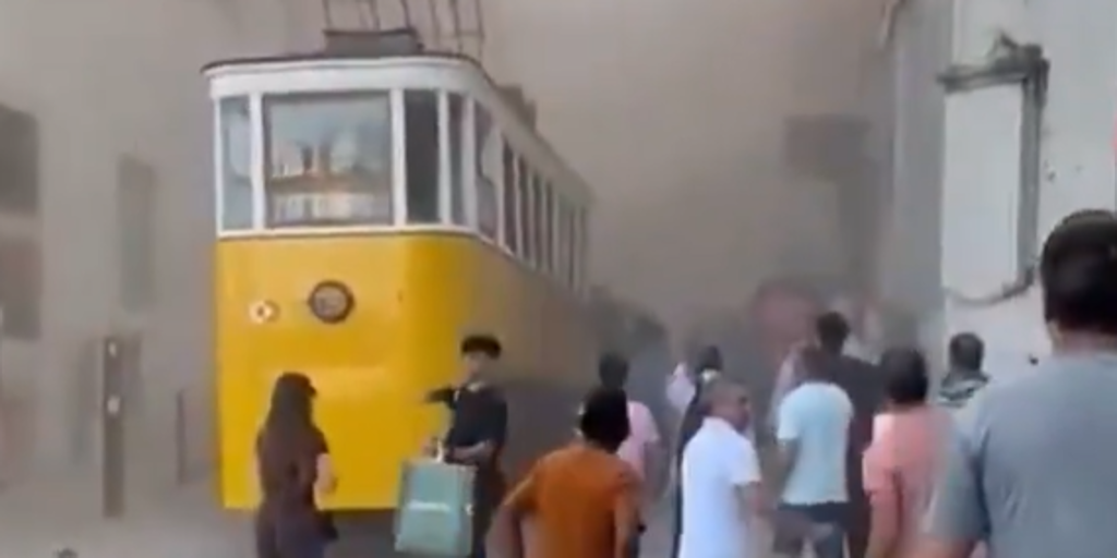 Al menos tres muertos y una veintena de heridos al descarrilar un funicular en Lisboa